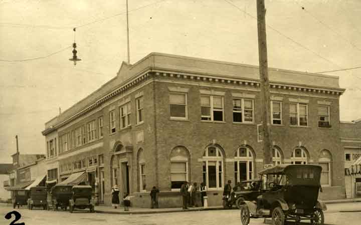 The Vault building when it was still a bank. https://www.washingtonhistory.org/collections/item.aspx?irn=128296&record=1